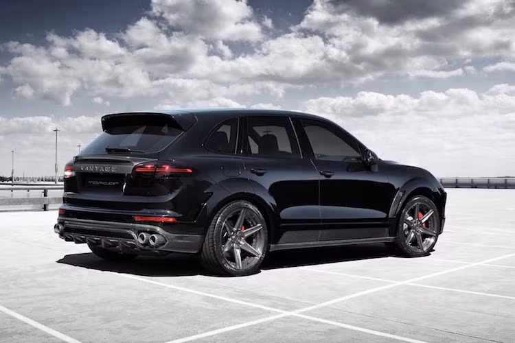 Đuôi xe được TopCar lắp các cánh khí động học bằng sợi carbon-kevlar.