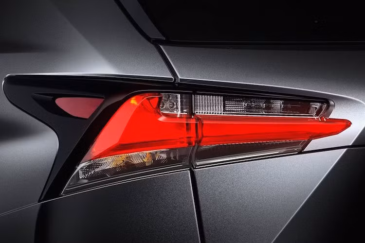 Đèn hậu của xe cũng có thiết kế độc đáo không kém với một dải LED đỏ rực.