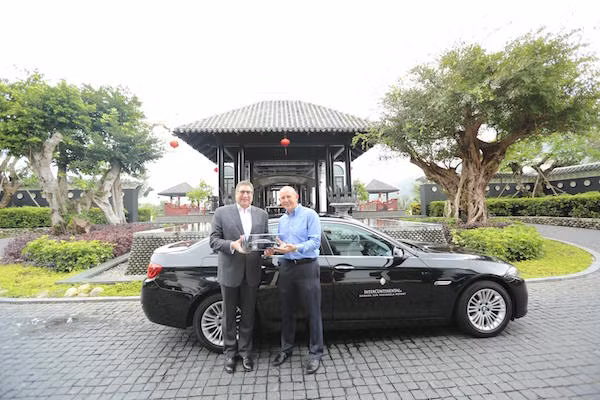 Đại diện Euro Auto và Intercontinental Sun Peninsula tại lễ bàn giao xe