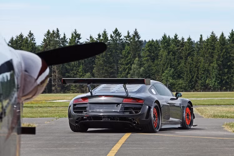 Từ phía sau, Audi R8 Recon MC 8 nổi bật với chiếc cánh đuôi khổng lồ.