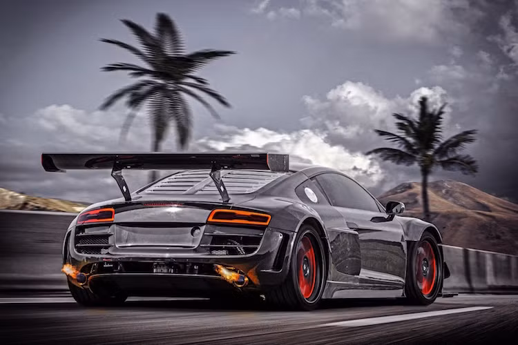 Những thay đổi khác của xe bao gồm bộ phanh Brembo từ xe đua R8 LMS Ultra và vi sai giới hạn của Drexler Motorsport.