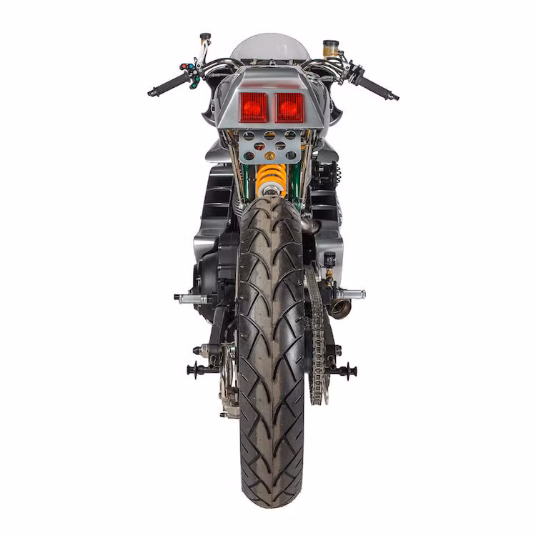 Ở phía sau, chiếc xe lại có yên dạng cafe racer truyền thống, với mặt yên bọc alcantara và được tích hợp thêm đèn hậu dưới đuôi xe.
