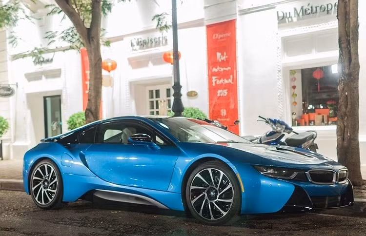 Ngoài ra, lý lịch của chủ xe cũng khiến cho chiếc xe này được quan tâm hơn, khi sở hữu nó là một thiếu gia mới chỉ 18 tuổi (sinh năm 1997), đã có nhiều năm du học tại Thụy Sỹ và Mỹ.