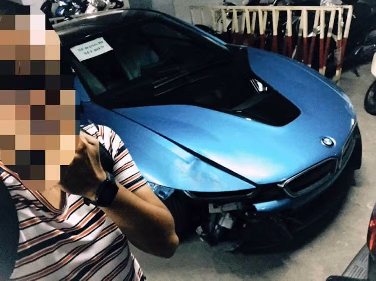 Theo một số nguồn tin, chiếc BMW i8 đã xảy ra va chạm với một chiếc Mercedes khác trên phố Bạch Mai.