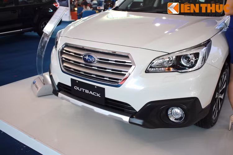 Do mang "chất" crossover thể thao nên Outback có phần dưới cản trước được ốp nhựa mờ, đem tới cho chiếc xe vẻ khoẻ khoắn hơn.
