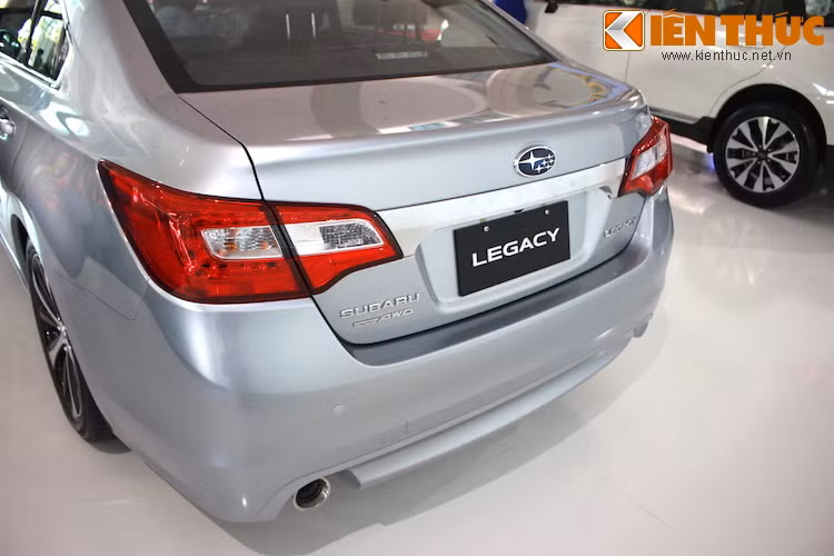 Ở phía đuôi xe, sự khác biệt giữa 2 mẫu xe này thể hiện rõ nhất khi chúng có thiết kế hoàn toàn khác biệt.
