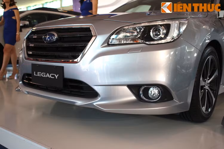 Trong khi đó, Legacy trông tinh tế hơn với cản trước trơn nhẵn. Ngoài ra, cả 2 chiếc xe đều có lưới tản nhiệt lục giác cùng bộ đèn pha "mắt diều hâu" nổi bật.