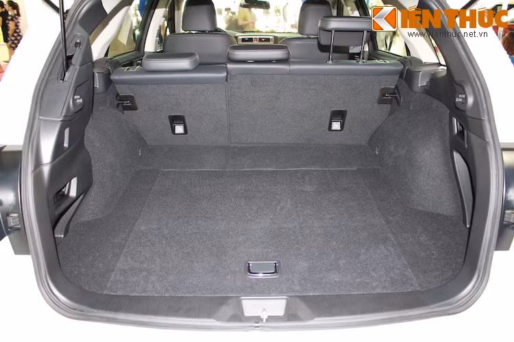Do có thân xe dạng hatchback nên Outback có khoang chứa đồ lớn và linh hoạt hơn nhiều so với Legacy.