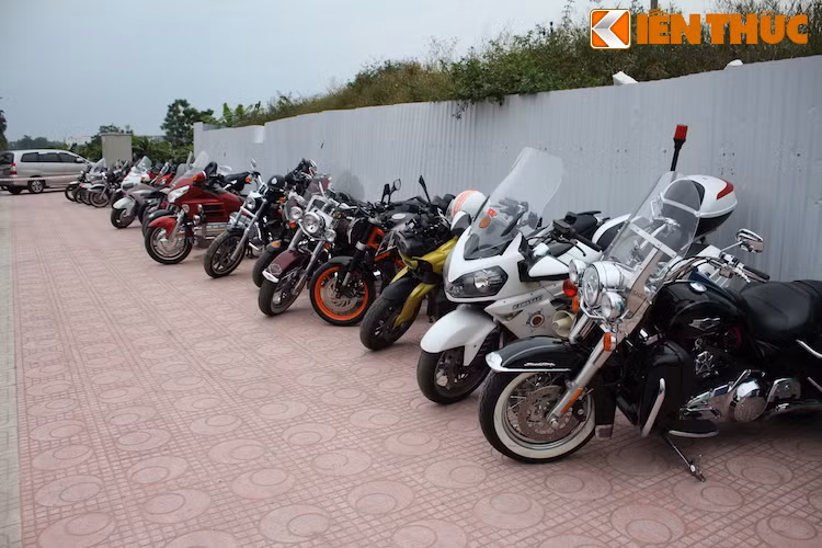 Bên cạnh những chiếc Harley-Davidson, những chiếc xe môtô phân khối lớn từ nhiều thương hiệu khác đã về hội tụ tại lễ khai trương showroom.