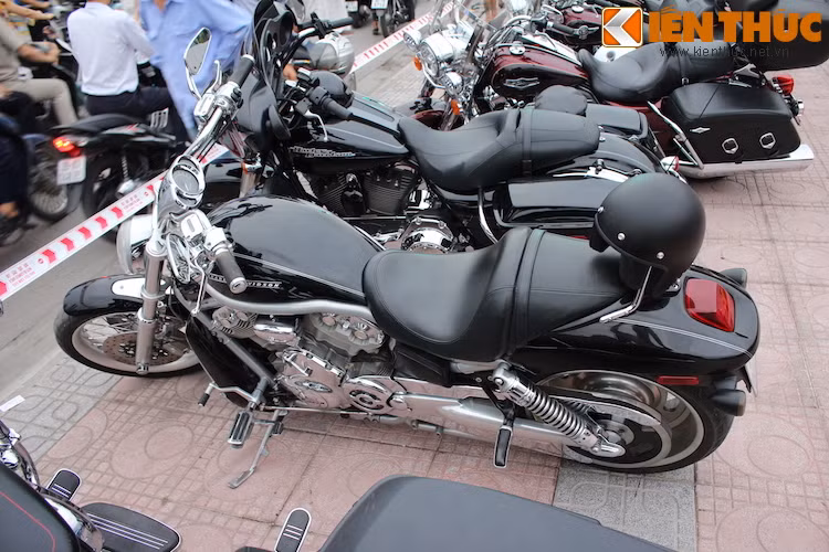 Harley Davidson VRSCAW V-Rod độc đáo với bánh căm ở phía trước và bánh mâm ở phía sau.