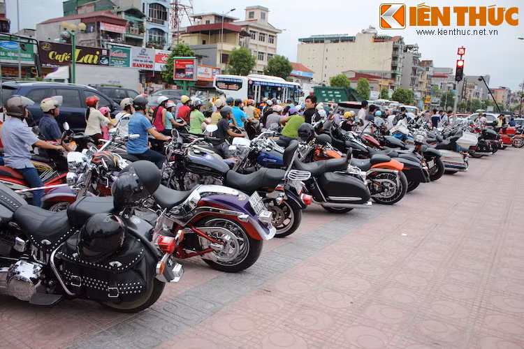 Những chiếc xe PKL "khủng" được xếp ngay ngắn trên vỉa hè đường Ngô Gia Tự xung quanh showroom đã khiến nhiều người đi đường tò mò.