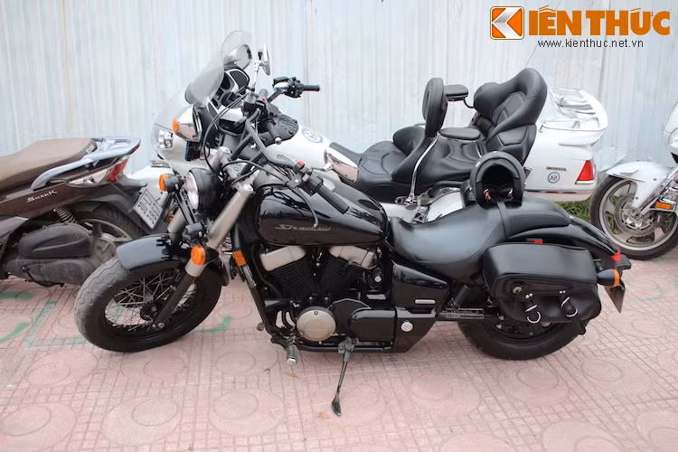 Honda Shadow 750 màu đen bí ẩn, với thiết kế cruiser khá giống như Harley-Davidson.