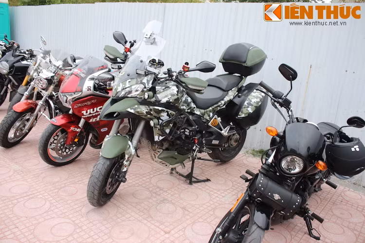 Một chiếc Ducati Multistrada "độ full" đồ chơi để đi phượt và dàn vỏ sơn camo cực kỳ độc đáo.