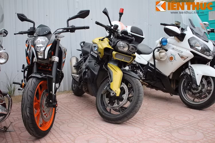 "Hàng độc" tại Việt Nam naked bike BMW K1300R, với động cơ 1293 cc 4 xi-lanh thẳng hàng mạnh 173 mã lực và khả năng tăng tốc từ 0-100 km/h chỉ trong 2,81 giây.