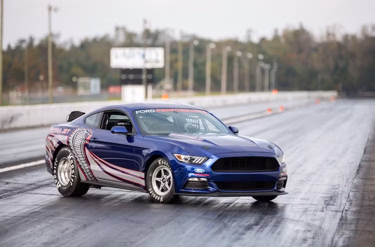  Mustang Cobra Jet 2016 là sự tiếp nối của chương trình Cobra Jet, đã được Ford bắt đầu từ năm 1968 với mục đích đem tới cho các tay đua nghiệp dư một mẫu xe đua drag với giá rẻ và hiệu năng cực mạnh.