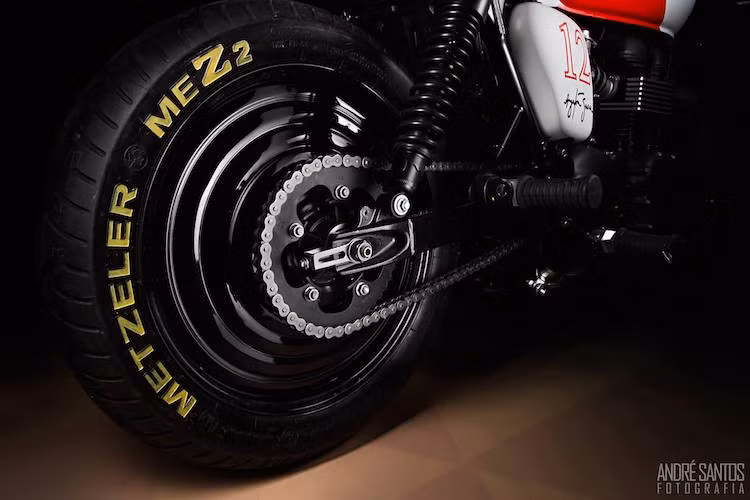 Cả 2 bánh xe đều có dạng mâm đặc độc đáo, tuy nhiên có thể hơi khó lái trong một số trường hợp đổ cua vì cản gió nhiều hơn.
