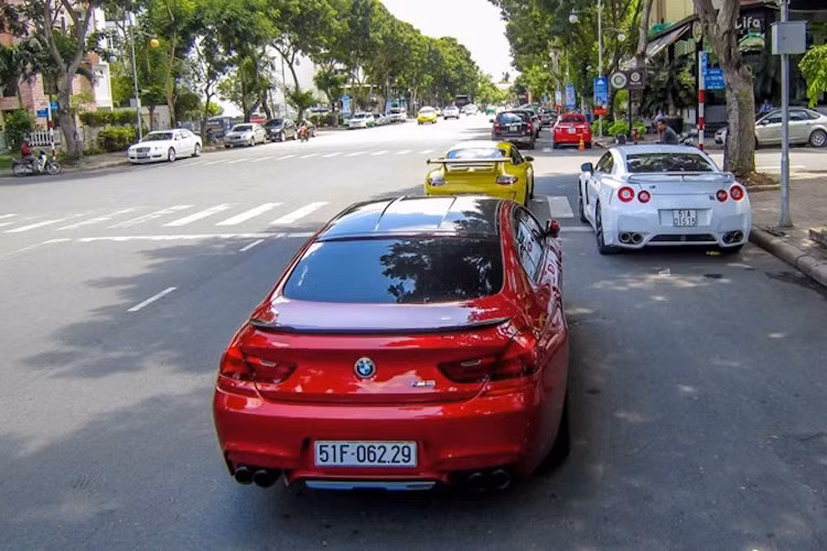 Sử dụng động cơ V8 4.4l tăng áp kép mạnh mẽ, nhưng M6 Gran Coupe có 4 cửa cùng với hàng ghế sau thoải mái hơn bản M6 thường.