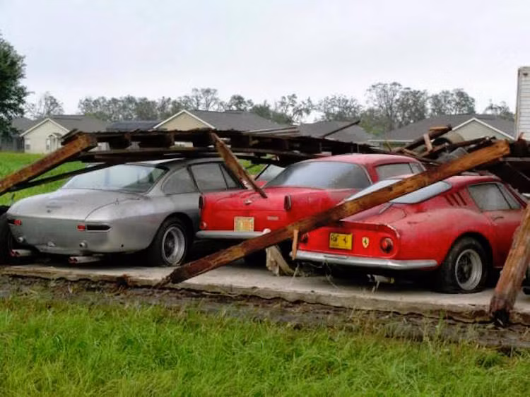 Loạt Ferrari cổ trở thành "phế liệu". Nếu như được phục chế hoàn hảo, những chiếc xe này có thể dễ dàng được trả giá tới hàng triệu USD tại các buổi đấu giá.
