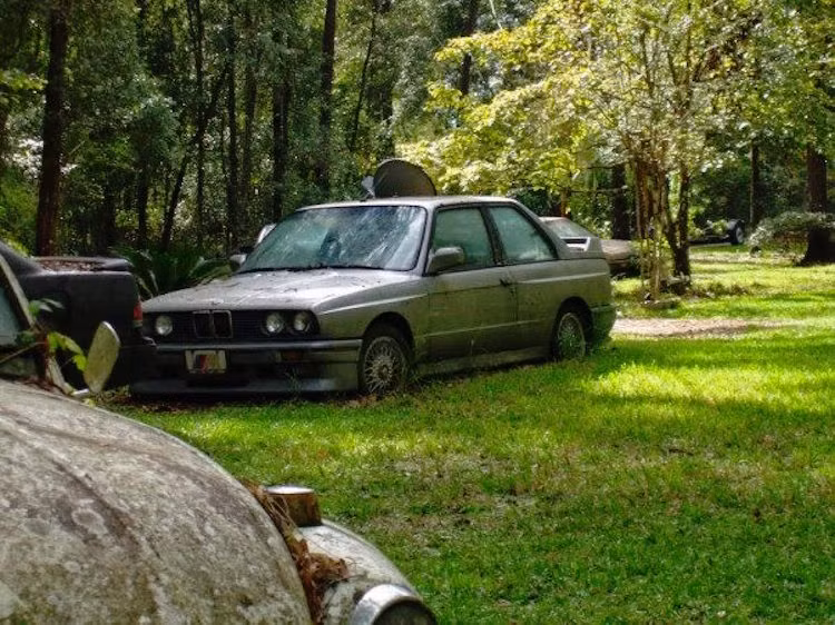 Một chiếc BMW M3 E30 đời đầu nằm phơi mình trên một bãi cỏ. Hiện nay, một chiếc BMW M3 đời này ở trong tình trạng hoạt động bình thường có giá không dưới 50.000 USD.