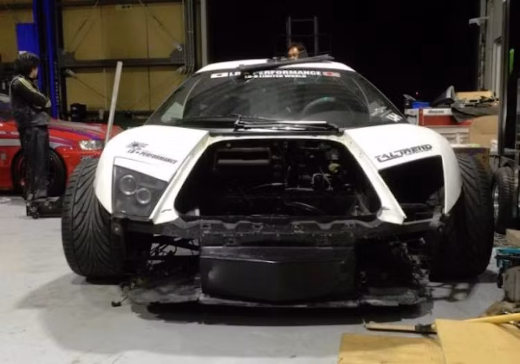 Trước khi được "tái sinh" thành xe đua drift, chiếc siêu xe Lamborghini Murcielago mà tay đua Daigo Saito sử dụng trong giải D1 vốn thuộc sở hữu của hãng độ Liberty Walk, để hãng này "demo" bộ widebody của họ.