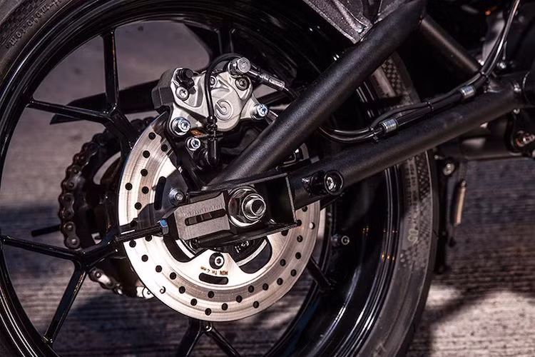 Chiếc xe được trang bị khá nhiều các phụ tùng "hàng hiệu" như phuộc Ohlins, phanh đĩa Brembo...