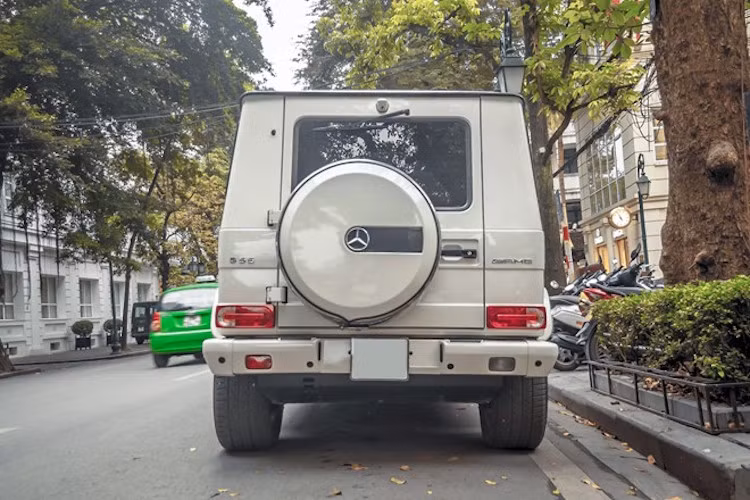 Trước đây, những chiếc G-Class xuất hiện tại Việt Nam thường là các phiên bản tối giản, được các tổ chức nước ngoài nhập về để sử dụng cho các hoạt động khác nhau tại nước ta bởi sự bền bỉ và khả năng sử dụng linh hoạt.