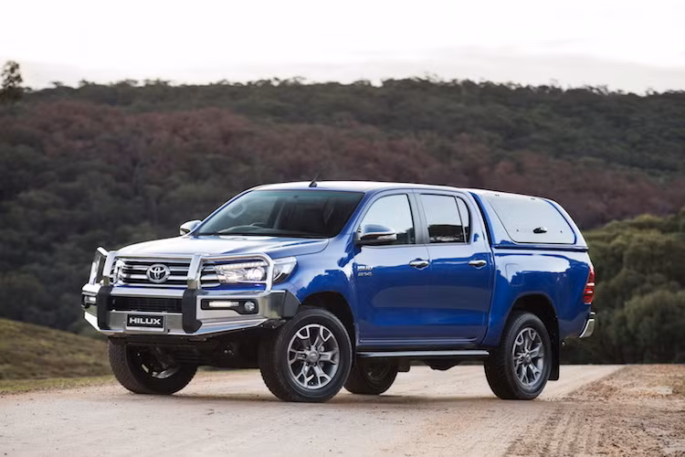 Bên cạnh nắp che thùng, Toyota còn cung cấp hẳn một bộ mui phía sau cho xe.