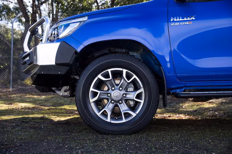 Bộ mâm 6 cánh kép 2 tông màu giúp xe trông mạnh mẽ và có thể lắp được những bộ lốp off-road lớn hơn.