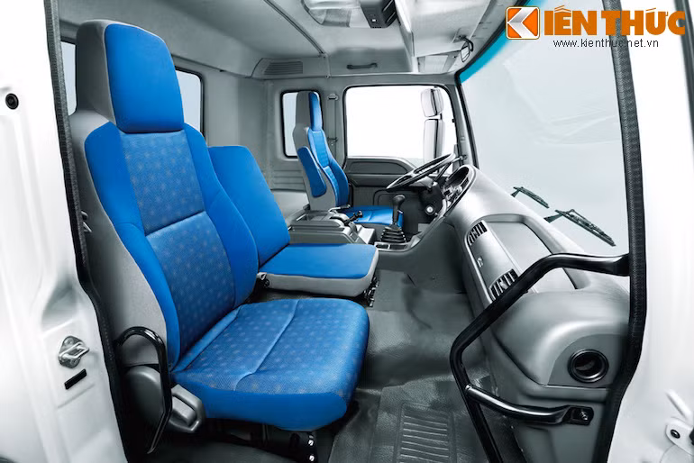 Xe được trang bị ghế ngồi có giảm chấn hơi với tay dựa và góc ngả lớn, hệ thống giảm chấn cabin, van điều hòa lực phanh theo tải trọng (LSPV).