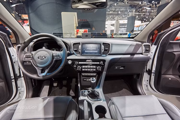 Nhờ có chiều dài tăng lên nên không gian dành cho người ngồi trước của Sportage cũng tăng lên 5 mm và hàng ghế sau là 16 mm. Bên cạnh đó, thể tích của khoang hành lý cũng đạt tới 503l.