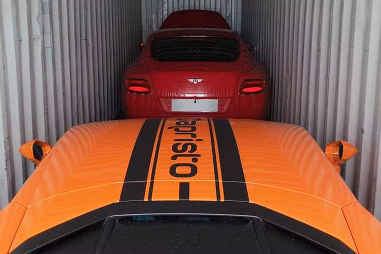 Đây chính là chiếc GT Speed đời mới nhất có mặt tại Việt Nam tính đến thơi điểm hiện tại. Trên thị trường Mỹ, một chiếc Bentley Continental GT Speed có giá trên 230.000 USD, về Việt Nam sau khi đóng đủ các loại thuế chắc chắn xe sẽ có giá bán không dưới 14 tỷ đồng.