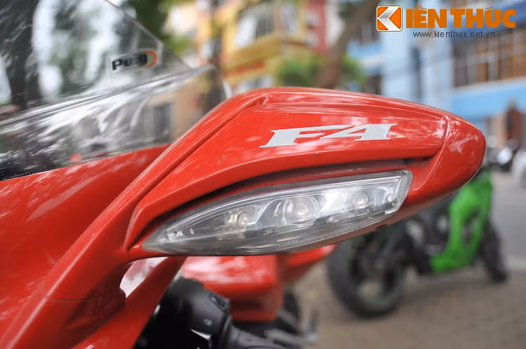 Các đèn xi nhan được tích hợp lên gương chiếu hậu, khiến thiết kế đầu xe trở nên gọn gàng hơn.