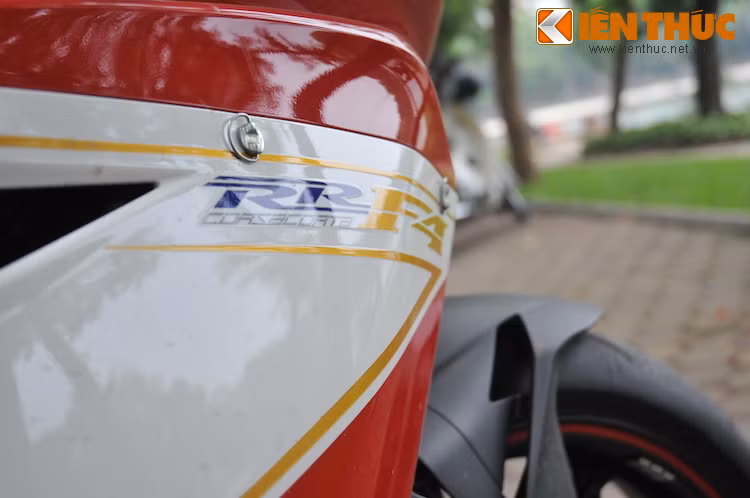 Tuy nhiên chủ nhân của chiếc F4 này đã tiến hành "nâng đời" nó bằng bộ tem tương tự phiên bản hiệu năng cao F4 RR.