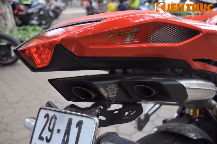 Bộ ống xả của xe do hãng Arrow nổi tiếng sản xuất theo đơn đặt hàng của MV Agusta, với 4 đường xả cho mỗi xi-lanh.