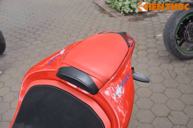 "Yên" cho người ngồi sau trên thực tế chỉ là một tấm đệm mỏng. Về cơ bản, những superbike như F4 vẫn chỉ được thiết kế chính cho riêng người lái tận hưởng.
