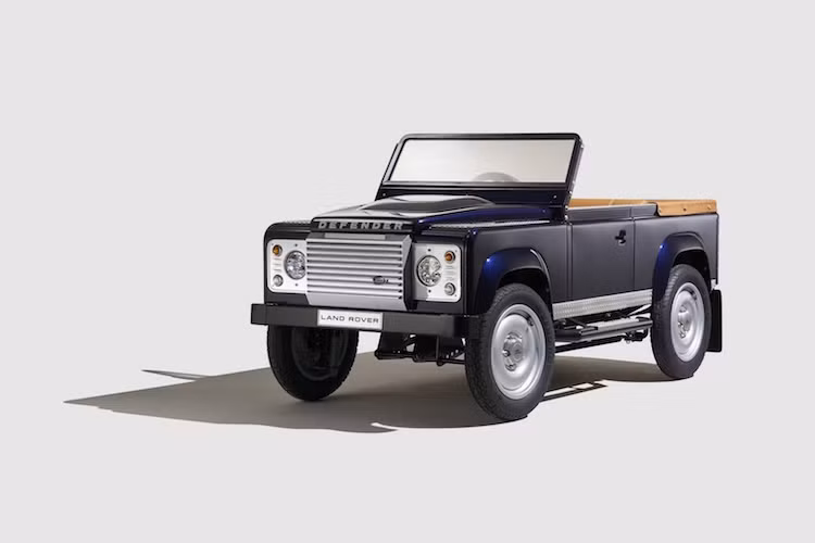 Theo đại diện của Land Rover, chiếc xe "sẽ là món quà tuyệt vời cho những nhà sưu tập và trẻ em". Land Rover dự định sẽ bán ra Defender Pedal Car vào năm 2016.