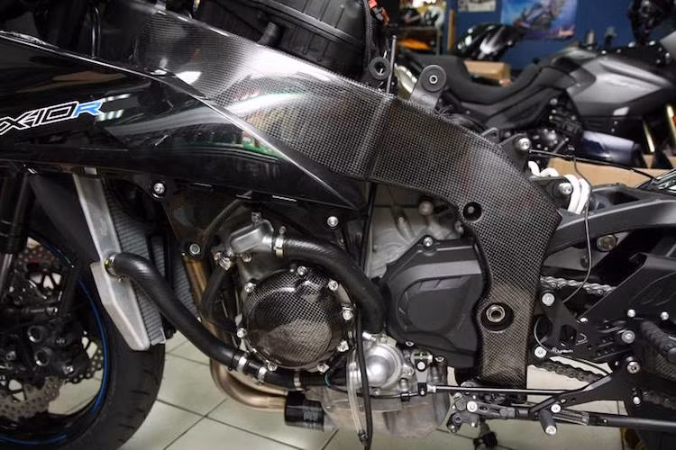 Khung xe được ốp sợi carbon thật...