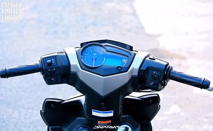 Ngay sau khi mua xe về, một biker Kiên Giang đã ngay lập tức "độ kiểng" lại Exciter Camo, bắt đầu từ việc sơn lại ốp xung quanh bảng đồng hồ màu bạc.