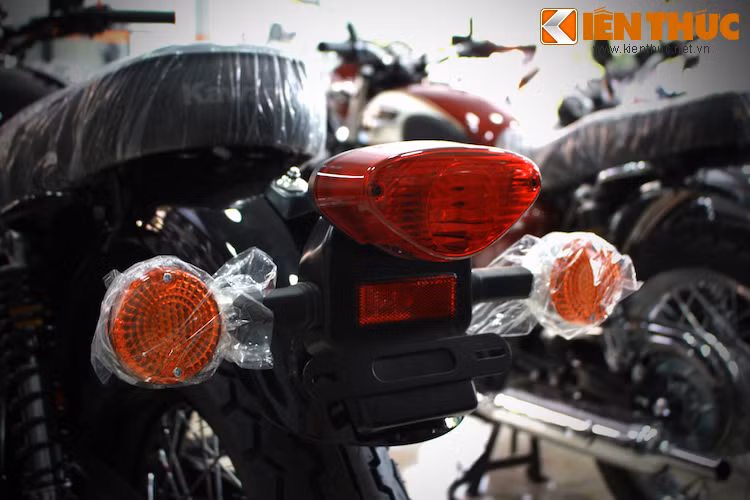 Cụm đèn hậu với thiết kế đơn giản. Chắn bùn sau của xe cũng được sơn đen cùng màu với thân.