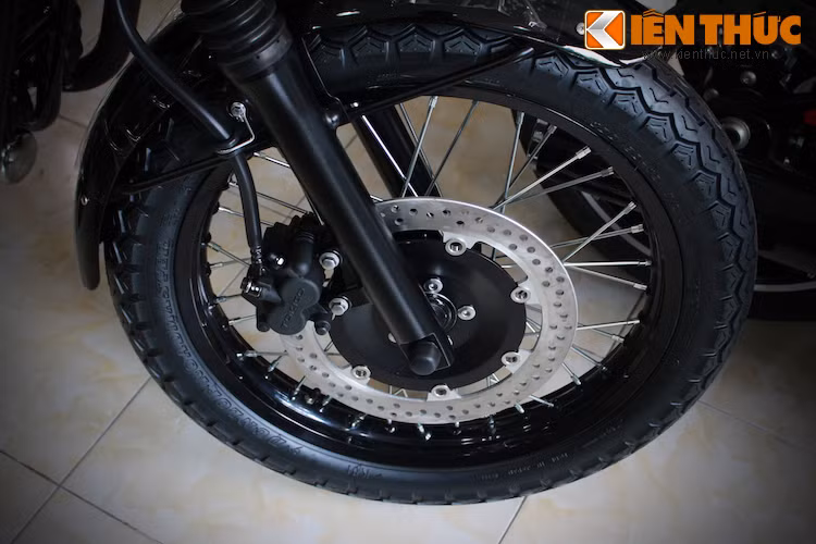 Đúng như tên gọi, phiên bản này có màu đen ở phần lớn các chi tiết, ngay cả những tiểu tiết nhỏ như lòng của phanh đĩa.