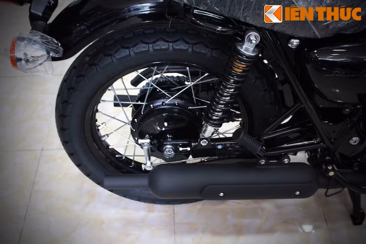 Bánh sau vẫn sử dụng phanh đùm, với má phanh được sơn đen bóng. Trong khi đó, 2 ống xả của xe được sơn tĩnh điện đen nhám, thay vì mạ bóng như W800 thường.