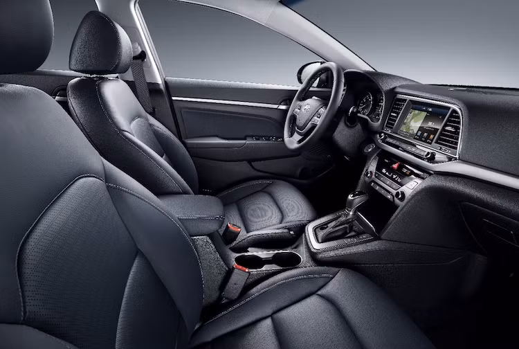 Có cách bố trí nội thất khá giống nhiều mẫu xe Hyundai khác, cabin của Avante được trang bị khá nhiều tiện nghi hấp dẫn như hệ thống thông tin giải trí kèm màn hình 8 inch, hệ thống âm thanh JBL 8 loa...