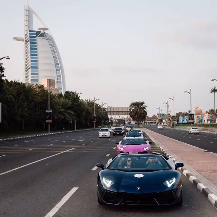 Ngay cả những du khách chỉ tới thăm quan Dubai cũng có thể có cơ hội được sống "cuộc sống siêu xe" tại Dubai, khi đã có nhiều công ty được mở ra để cung cấp dịch vụ cho thuê những chiếc "xế khủng" này.