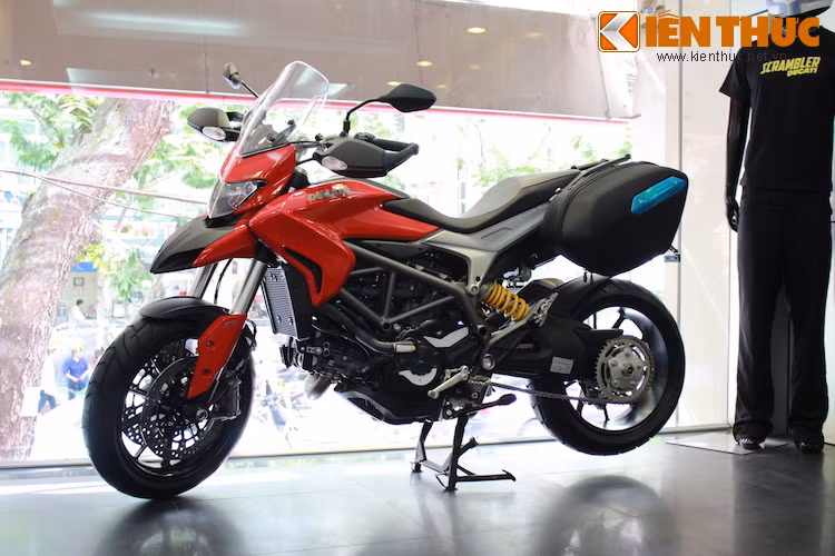Tại Việt Nam, Hyperstrada được Ducati Việt Nam nhập khẩu chính hãng và đượcbán với giá 21.900 USD (tương đương 477,42 triệu đồng).