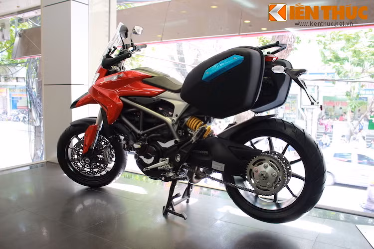 Tuy nhiên khi trang bj túi, những người ngồi sau có thể sẽ hơi cảm thấy khó chịu nếu có khổ người lớn.