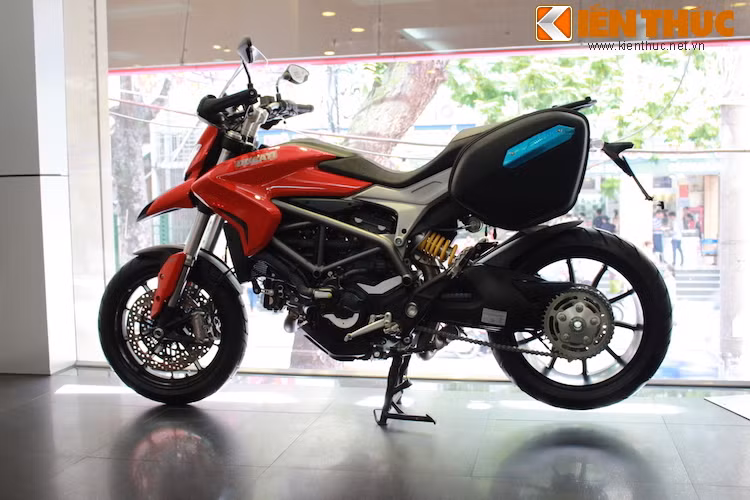 Nhìn từ hai bên hông, Hyperstrada kế thừa giảm xóc với khoảng hành trình lớn từ Multistrada, nhưng lại có thân xe góc cạnh, thể thao như Streetfighter.
