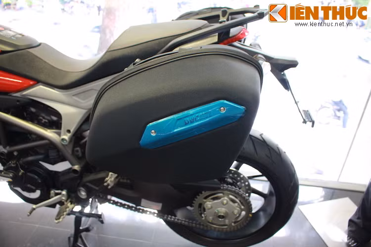 Đặc biệt, chiếc xe còn được Ducati trang bị sẵn 2 túi đựng đồ bên hông xe.