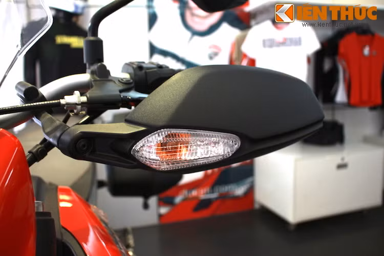 Ở hai bên tay lái, Hyperstrada được trang bị vòng chắn bảo vệ tay. Đồng thời, xi-nhan trước cũng được tích hợp trên những tấm bảo vệ này.