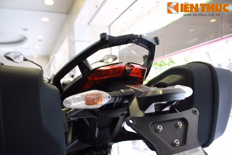 Đèn hậu của xe có thiết kế tách làm đôi như Streetfighter nhưng góc cạnh hơn.