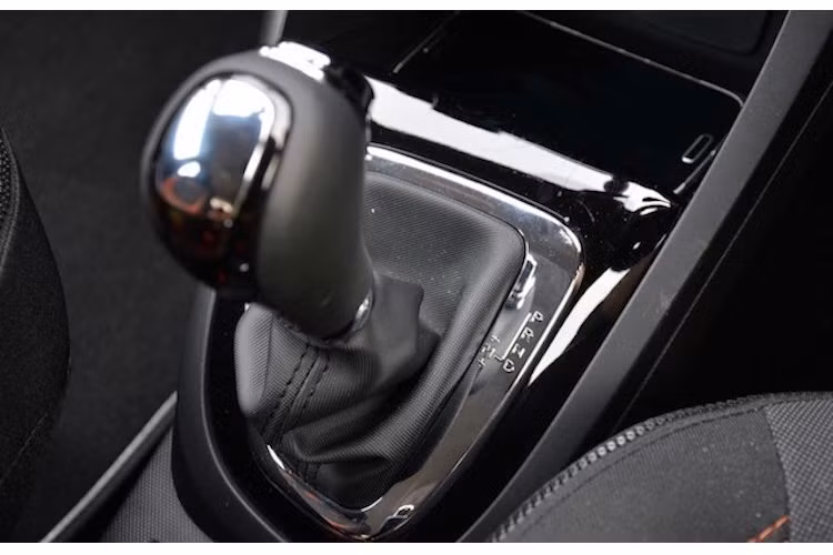 Xe sử dụng hệ dẫn động cầu trước và có hộp số tự động ly hợp kép 6 cấp. Với hệ động lực này, Captur có khả năng đạt 0-100 km/h trong 10,9 giây và tốc độ tối đa khoảng 192 km/h.